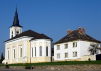 kostel v obci Drysice v dubnu 2009