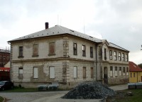 chátrající budova staré školy v Horce