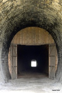 dřevěná vrata v tunelu