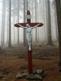 kříž INRI v lese pod Duranou