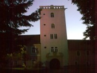 Zásmuky - hranolová věž zámku za soumraku