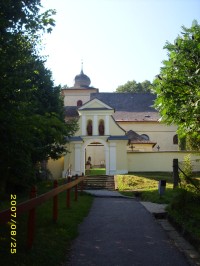 Jablonné - vstup ke kostelíku sv. Bartoloměje
