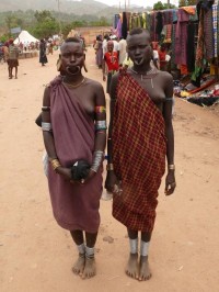 Omo Valley - dívky kmene Mursi na trhu v Jinka