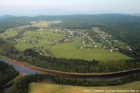 Letecký pohled na střední čast jezera a vesničku Nemojov. Snímek je starý 7 let a byl pořízen za nevhodných světelných podmínek. V pozadí v oparu jsou slabě vidět Krkonoše.