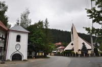 místní kostel s kapličkou