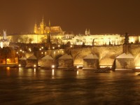 Karlův most a na horizontu Pražský hrad