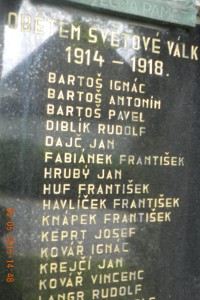 jména na pomníku