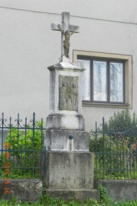 kříž před domem s č.p.52 - zblízka