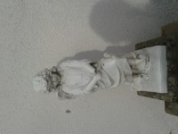 soška u kostela na hřbitově