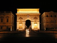 Nasvícený vítězný oblouk v Montpellier