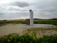 Památník u Pozorovacího stanoviště č.7 - Staré vinohrady - vzadu kopec Prace s Mohylou míru