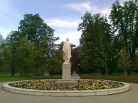 socha Janka Kráĺa uprostřed parku