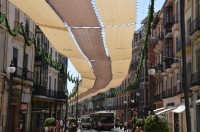 Granada zastíněná ulice Acera de Darro