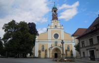Police na Metují - kostel Nanebevzetí Panny Marie a sloup opata Selendera