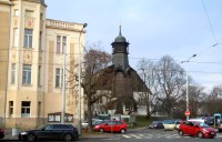libeňská sokolovna, vpravo kostel sv. Vojtěcha