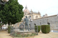 Jerez - katedrála s pomníkem sherry