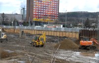 zakládání stavby centrum Rustonka, vzadu hotel Olympik