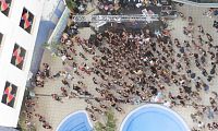 pohled na bazén při hudební produkci soutěže v tanci