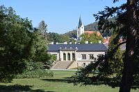 Čechy pod Kosířem, zámek s kostelem sv. Jana Křtitele v pozadí
