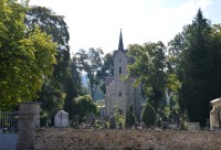 kostel na místním hřbitově