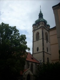 Pohled na věž od zámku