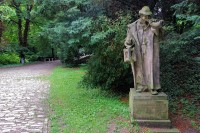 socha ponocného a za ním odbočka na Masarykovu vyhlídku