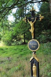 Kříž na cestě okolo rybníku