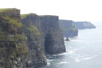 Cliffs of Moher jsou dvěstěmetrové útesy