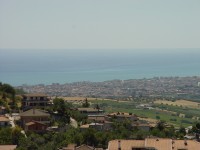 Pohled na pobřeží a město Alba Adriatica