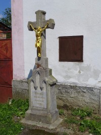 Hladov - kříž u kaple sv. Rodiny