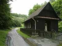 Lovecká chata ŠLP na začátku údolí