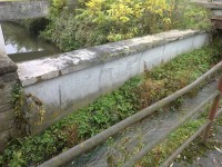 Potok Časnýř překonává kanál Svitavy po mostku