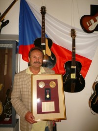 Autor unikátní výstavy - Česká kytara pan Jiří Janků a významné historické artefakty - 