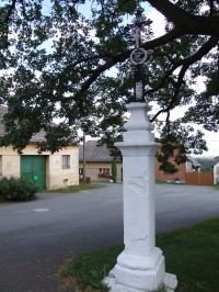 Kříž v obci Hvozd