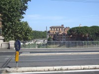 Pohled z mostu Garibaldi na nemocnici