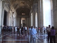 Vstup do baziliky svatého Petra ve Vatikánu