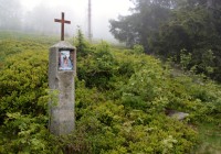 Křížek se studánkou u Huťské Hory