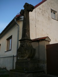 kříž před kostelem v Palkovicích, hukvaldský