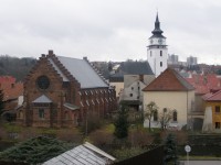 Pohled na katolický kostel a novou synagogy z hřbitova