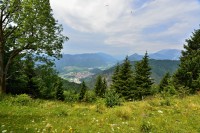 Slovinsko - Julské Alpy: pohled ze stezky na Kobilju glavu na město Tolmin