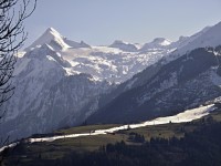 Kaprun - Kitzsteinhorn, v popředí zbytky sněhu v areálu Maiskogel