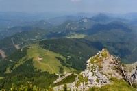 Rakousko - Schneeberg: louka s chatou Almreserlhaus a horní stanicí lanovky ze stezky Fadensteig
