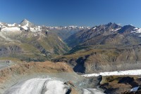 Švýcarsko - Walliské Alpy: výhled z Klein Matterhornu na údolí s Zermattem
