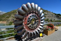 Švýcarsko: přehrada Emosson - vystavený model turbíny