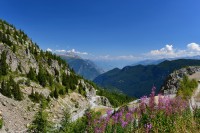 Švýcarsko: pohled od přehrady Emosson k přístupové silnici od Finhautu