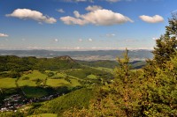 Slovensko - Strážovské vrchy: výhled z louky pod vrcholem Vápeče