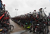 Nizozemsko: parkoviště pro kola v Amsterdamu