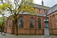 Nizozemsko: Naarden - socha Komenského u kostela