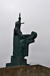 Island: hlavní město Reykjavík - socha prvního Islanďana Ingólfura Arnarsona