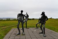 Island: hlavní město Reykjavík - Perlan, plastika před budovou